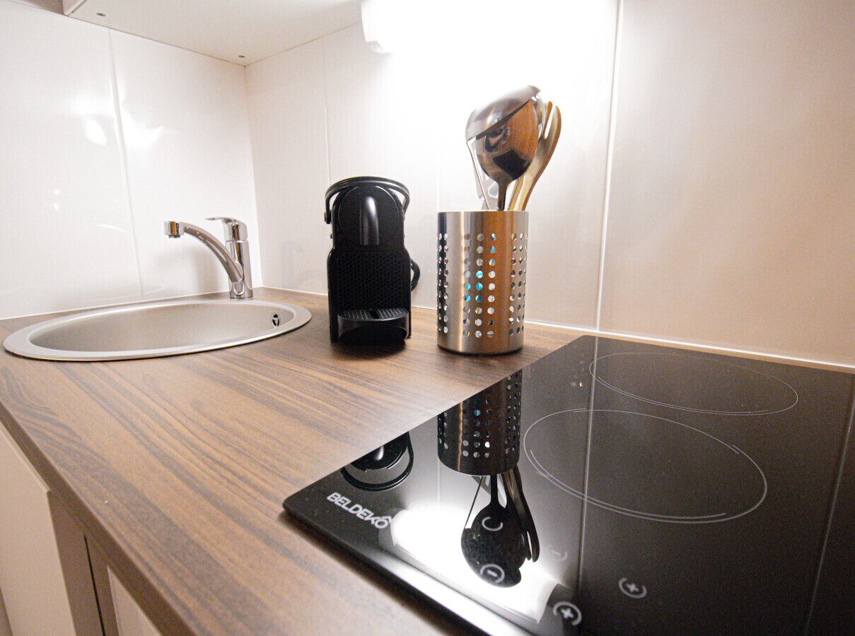 Parrilla de estufa, cafetera y tetera y comedor 