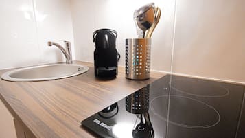 Plaque de cuisson, cafetière/bouilloire, tables à manger