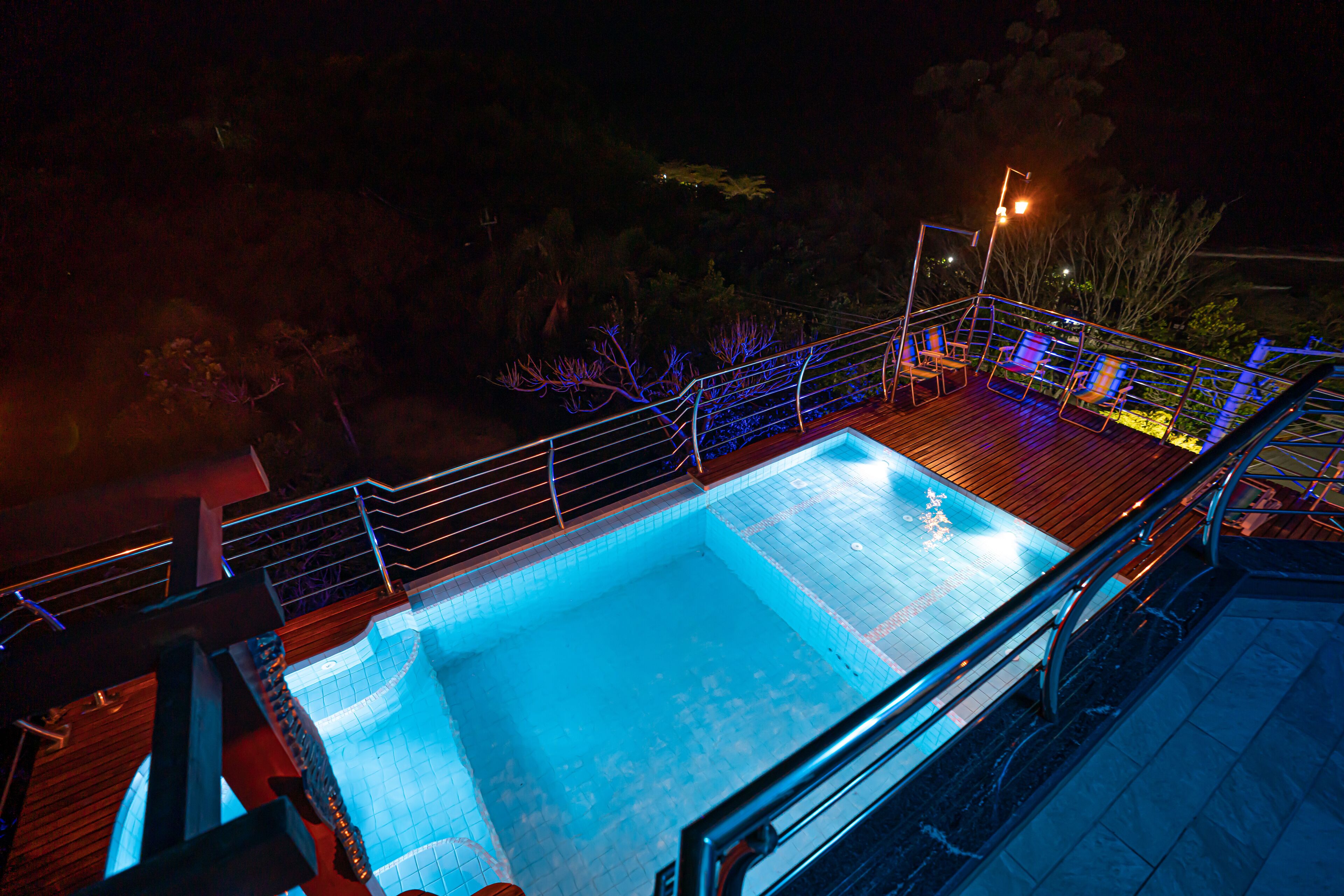 Piscina externa, funciona das 8h30 às 22h, espreguiçadeiras