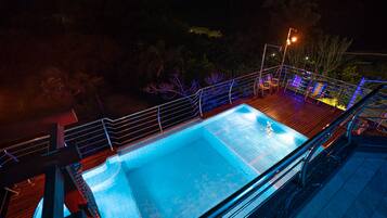 Una piscina al aire libre (de 08:30 a 22:00), tumbonas