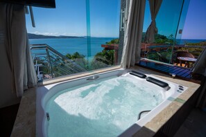 A hot tub with a clear view of the sea and mountains. - Pousada Mirante do Cesar (Bombinhas)
