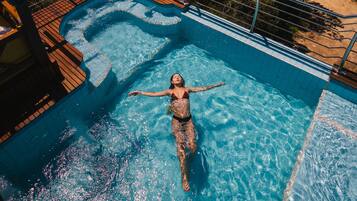 Una piscina al aire libre (de 08:30 a 22:00), tumbonas