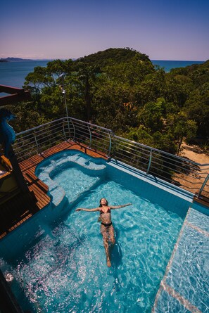Outdoor pool, open 8:30 AM to 10:00 PM, sun loungers - Pousada Mirante do Cesar (Bombinhas)