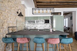 Kühlschrank, Mikrowelle, Herdplatte, Wasserkocher mit Kaffee-/Teezubehör