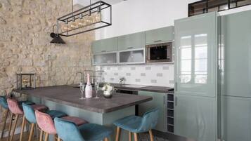 Een koelkast, een microgolfoven, een kookplaat