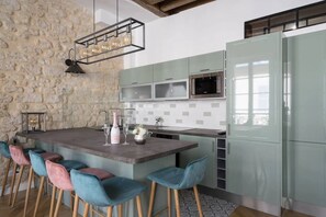 Kylskåp, mikrovågsugn, spishäll och kaffe- och tebryggare