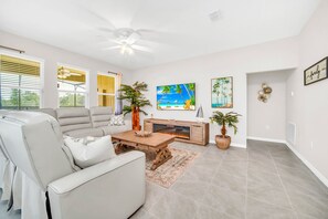 TV - Spectacular Family Home with Pool and Spa-7704OML (Davenport)