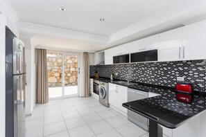 ثلاجة، ميكروويف، فرن، غسالة أطباق