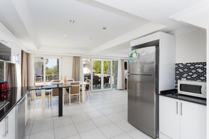 Kühlschrank, Mikrowelle, Ofen, Geschirrspüler