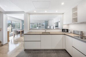 Fridge, microwave, oven, stovetop - Amazing 4Br Apart. Parking, Pool, Close to the Sea (Marbella)