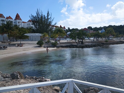 Ocean view apartment,with pool within reach ,AC with WiFi newly redone,discount 