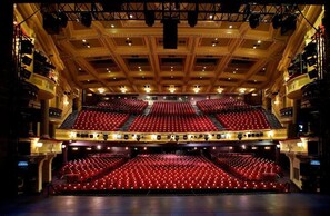 Ein großes, prunkvolles Theater mit mehreren Sitzebenen und einer imposanten Bühne.