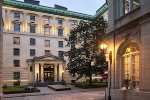 Un edificio de estilo arquitectónico clásico, con una entrada destacada que incluye columnas y un cartel que dice 'Board of Trade'.