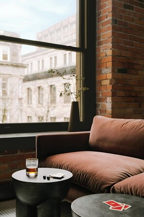 43-英寸纯平电视 （配备数码频道）、流媒体服务