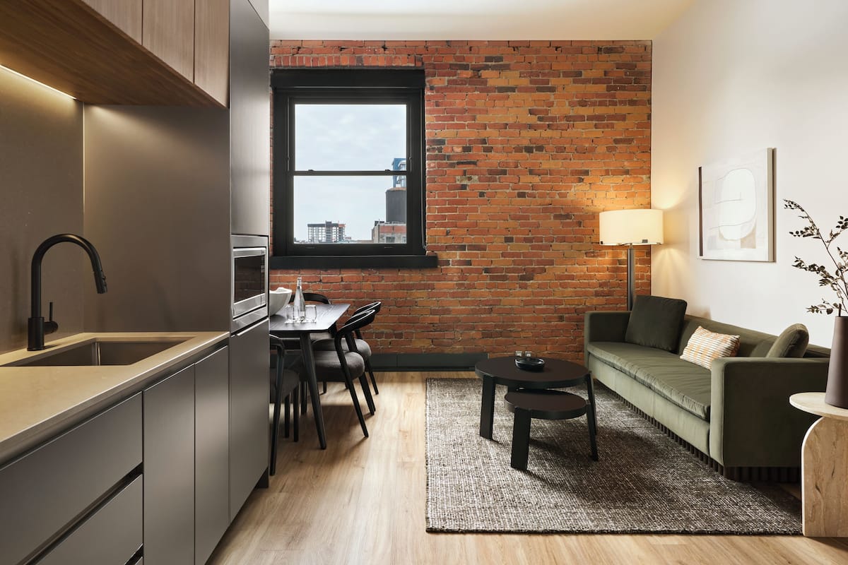 Full-size fridge, oven, stovetop, dishwasher