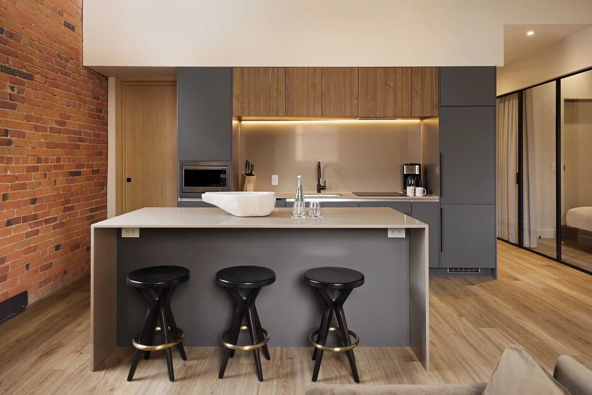 Lemari es besar, oven, kompor, dan mesin pencuci piring