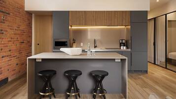 Lemari es besar, oven, kompor, dan mesin pencuci piring