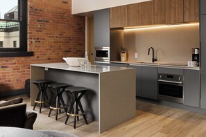 Frigorífico grande, horno, placa de cocina y lavavajillas