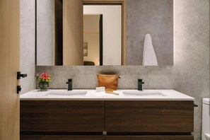 Designertoalettartikler, hårføner, håndklær og såpe