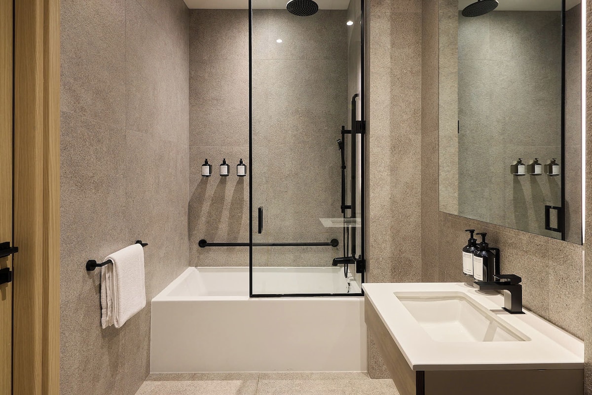 Produtos de toalete de grife, secador de cabelo, toalhas de banho