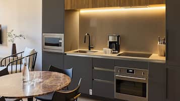 Full-sized fridge, oven, stovetop, dishwasher