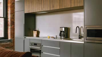 Full-size fridge, oven, stovetop, dishwasher