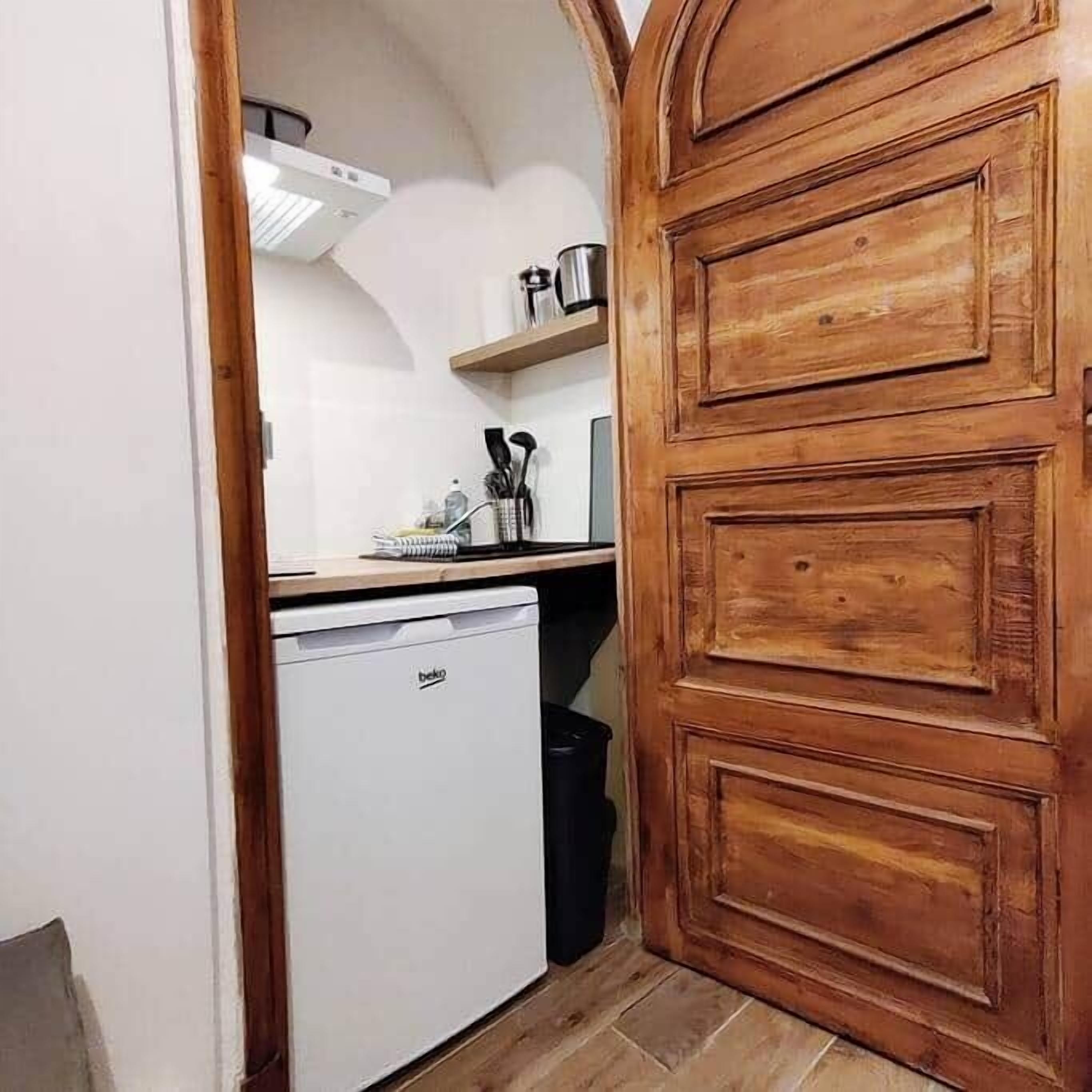 Kühlschrank, Mikrowelle, Herdplatte, Wasserkocher mit Kaffee-/Teezubehör