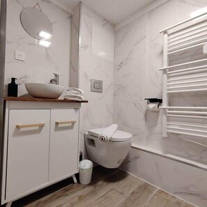 Hair dryer, towels - L'Authentique - studio, heart of the Port area, AC (Nice)