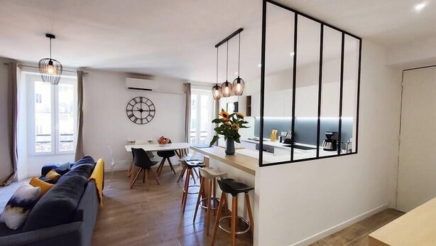 Un apartamento moderno con comedor, cocina y sala de estar.