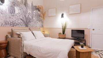 Een strijkplank/strijkijzer, wifi, beddengoed