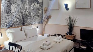 A modern bedroom with a large bed, a wall-mounted TV, and a ceiling light fixture. - Unique studio, Old Town Nice, 2min from the beach,AC (Nice)
