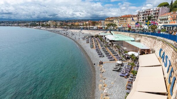 A coastal hotel with a beach view, rows of sun loungers, and a clear blue sea. - Unique studio, Old Town Nice, 2min from the beach,AC (Nice)