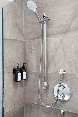 Haartrockner, Handtücher, Seife, Toilettenpapier
