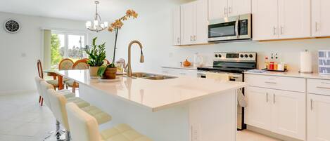 Refrigerador, microondas, parrilla de estufa y lavavajillas