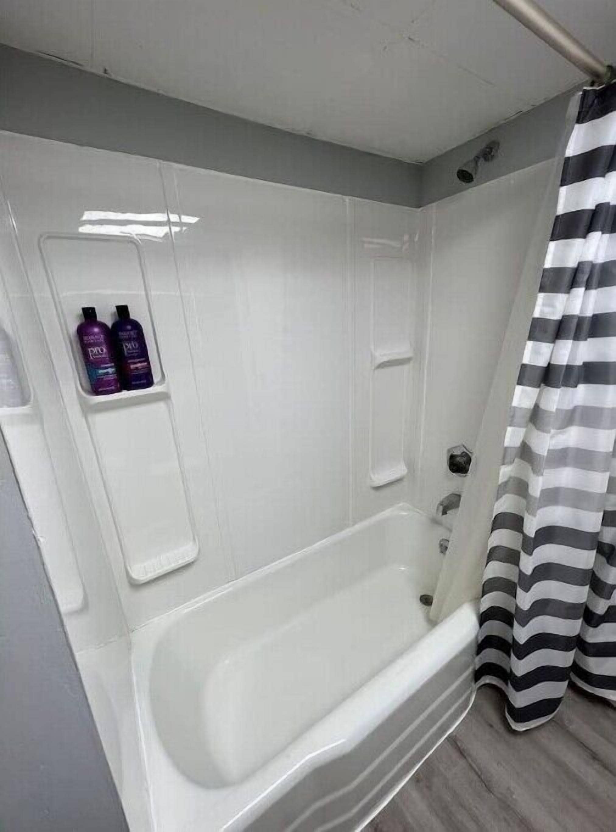 Toallas, jabón, shampoo, papel de baño 