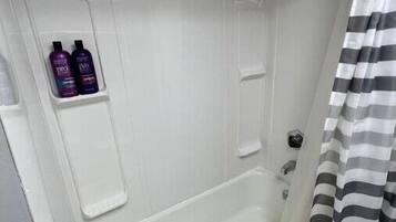 Toallas, jabón, shampoo, papel de baño