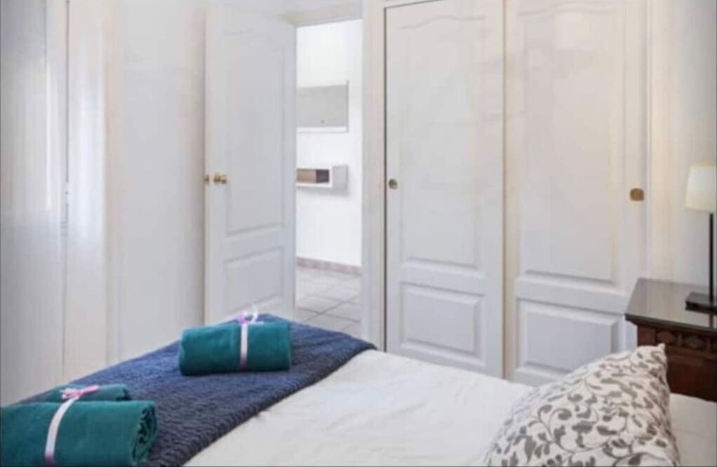 1 habitación, escritorio y tabla de planchar con plancha 