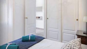 1 habitación, escritorio y tabla de planchar con plancha