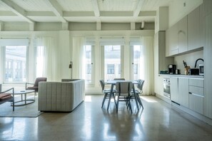 Deluxe Apartment, 2 Bedrooms, Non Smoking | Individually decorated, individually furnished, free cots/infant beds - Reside Craftsman Los Angeles, a Wyndham Residence (Los Angeles)