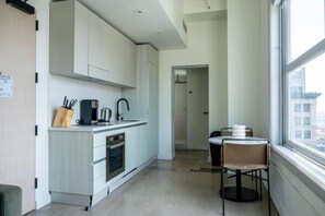 Studio, 1 Queen Bed, Non Smoking (Apartment) | Individually decorated, individually furnished, blackout drapes - Reside Craftsman Los Angeles, a Wyndham Residence (Los Angeles)