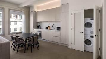 Coffee/tea maker, full-sized fridge, oven, stovetop
