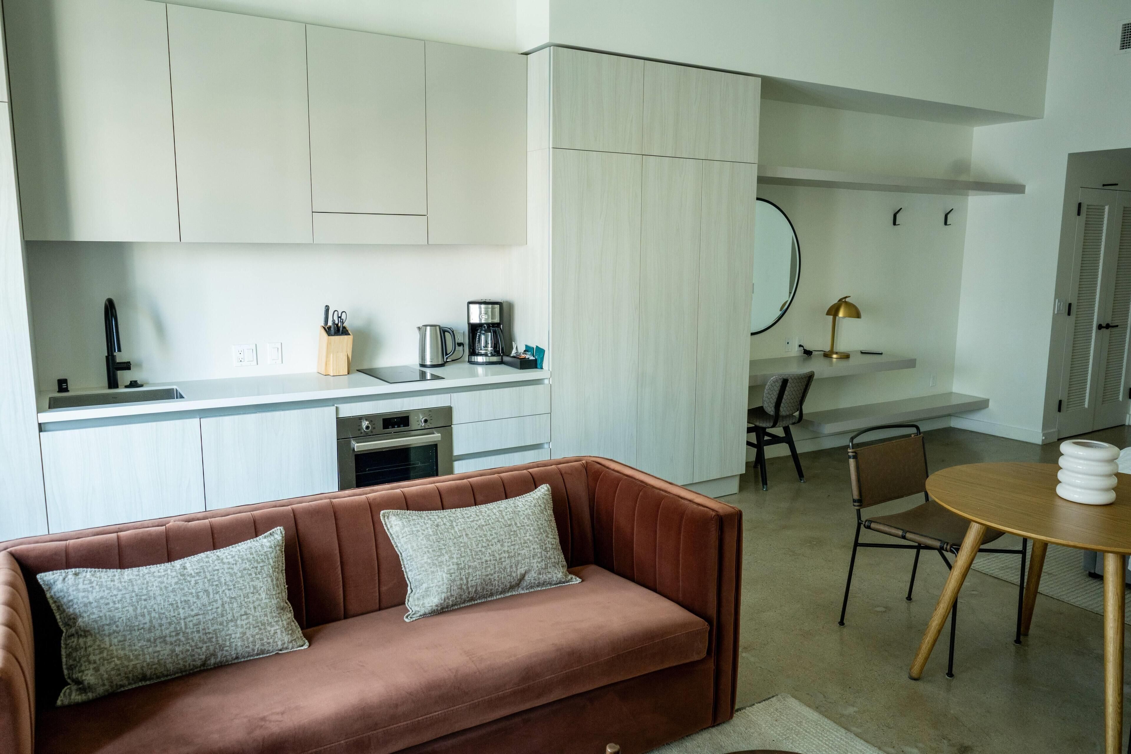 Deluxe Studio, 1 King Bed, Non Smoking (Apartment) | Individually decorated, individually furnished, free cribs/infant beds