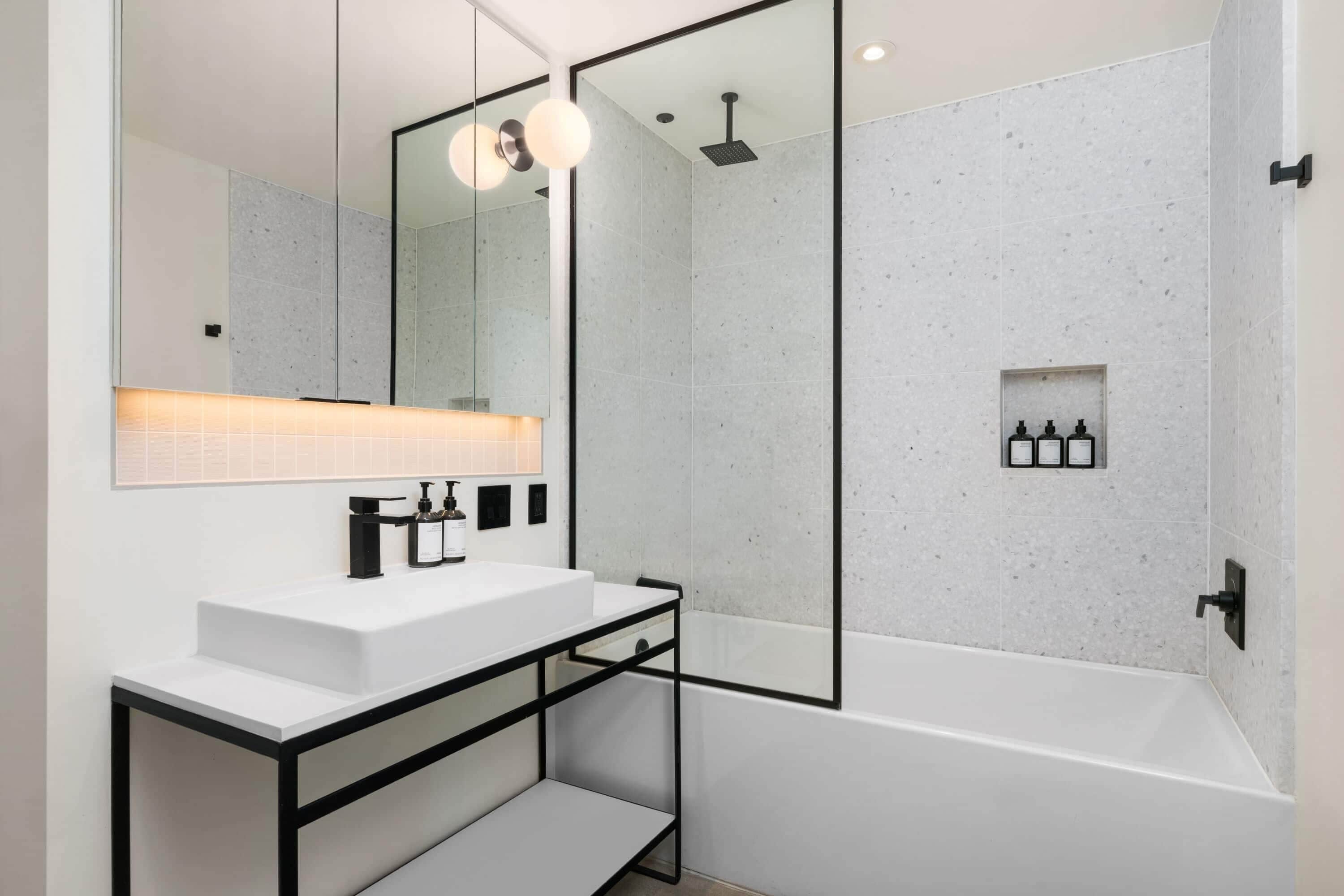 Dusche, Designer-Toilettenartikel, Haartrockner, Handtücher