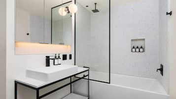 Dusche, Designer-Toilettenartikel, Haartrockner, Handtücher