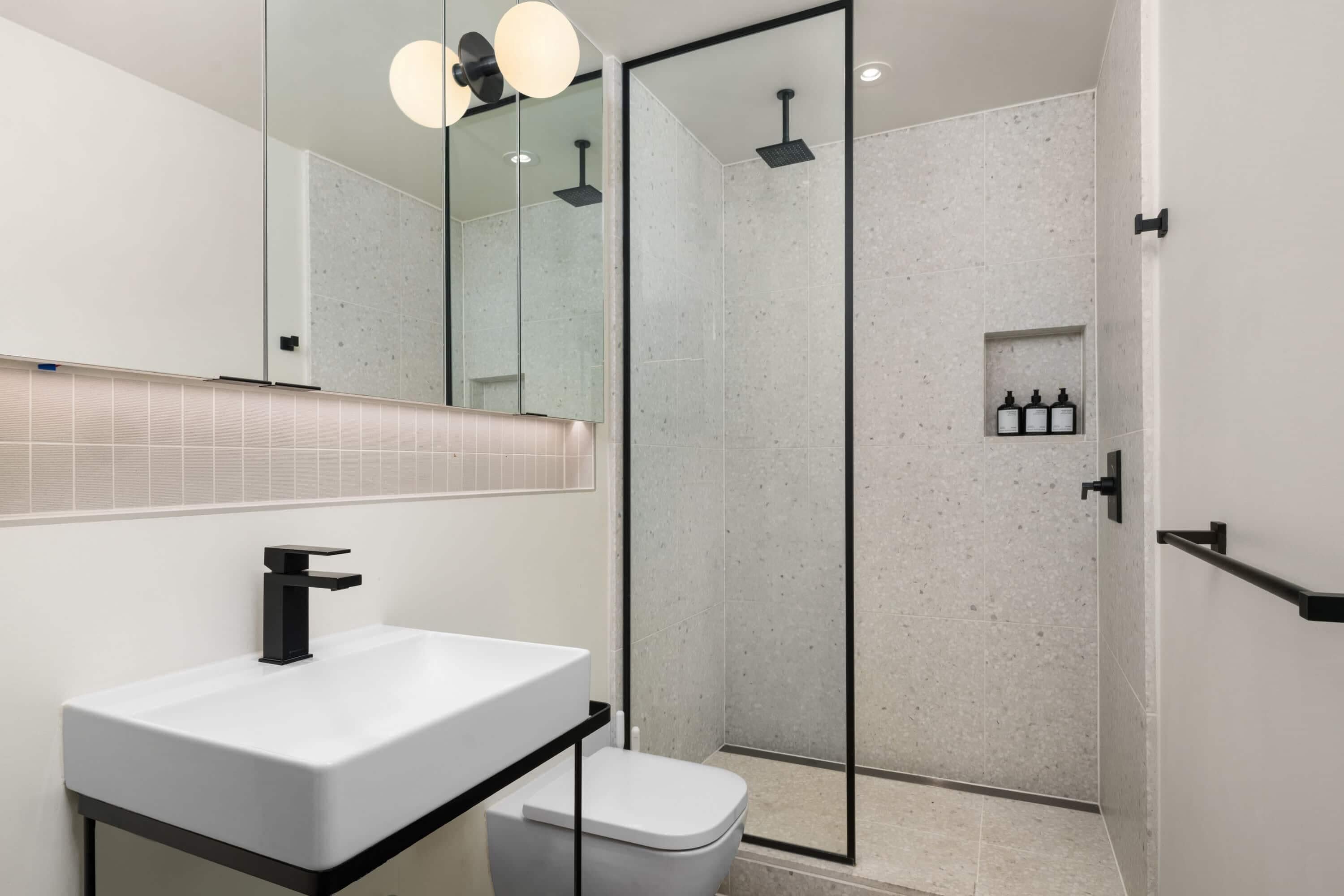 Regadera, amenidades de baño de diseñador, secadora de cabello, toallas 