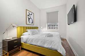 2 bedrooms, iron/ironing board, WiFi, bed sheets - Nomade MTL, Old MTL, Modern 2BR 1BA Apt in Heart of the City (Montréal)