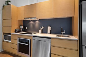 Private kitchen - Nomade MTL, Old MTL, Modern 2BR 1BA Apt in Heart of the City (Montréal)