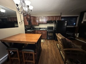 Frigorífico, microondas, horno y placa de cocina