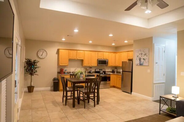 Jääkaappi, mikroaaltouuni, uuni, liesi