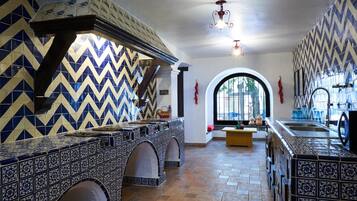 Frigorifero, microonde, forno, macchina per tè/caffè